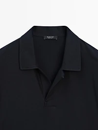 Polo texturé bouton dissimulé