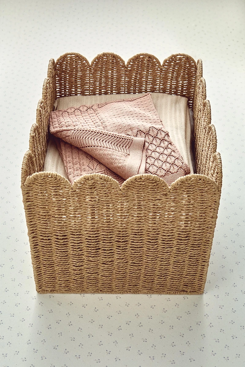 CHILDREN'S LARGE SCALLOPED BASKET