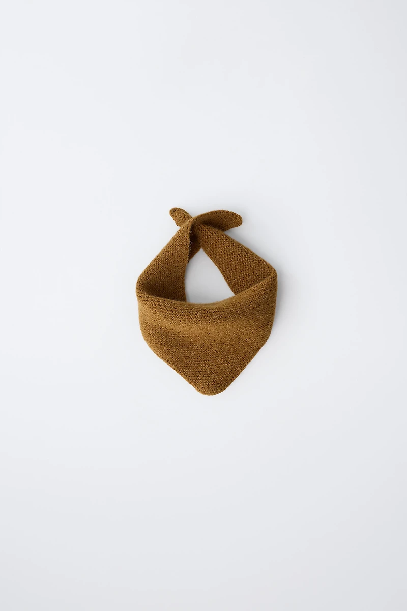 TRIANGULAR KNIT BANDANA