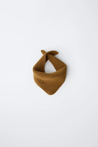 TRIANGULAR KNIT BANDANA