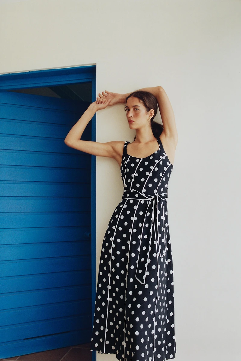 ROBE MI-LONGUE À POIS ET CEINTURE