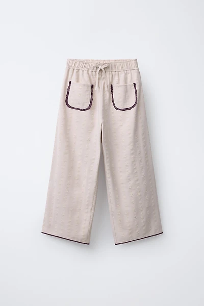 PANTALON DROIT À FLEURS AVEC DÉTAIL EN DENTELLE
