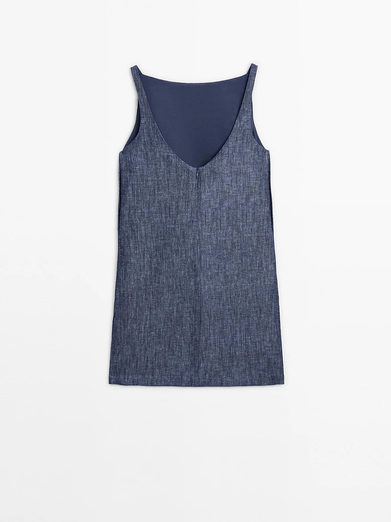Short dress with low-cut back