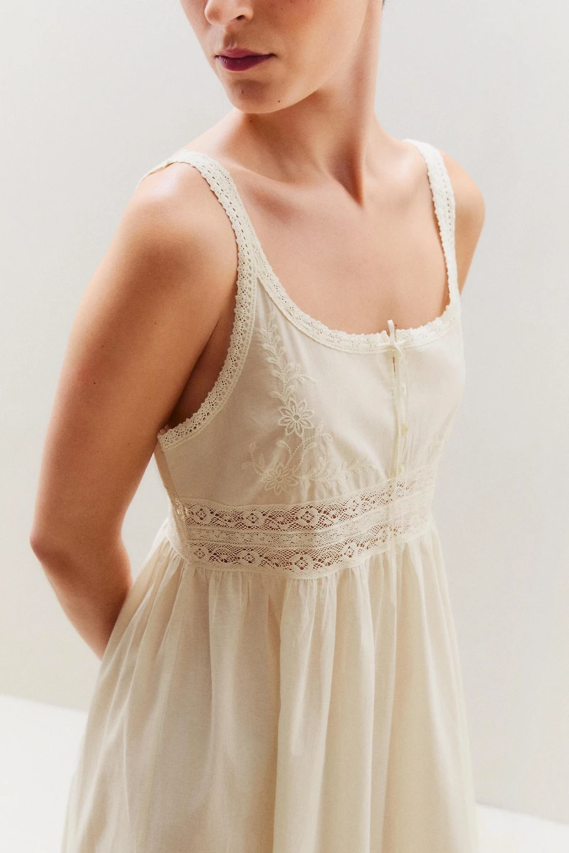LACE NIGHTGOWN