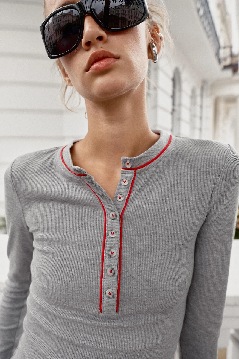CONTRAST HENLEY T-SHIRT