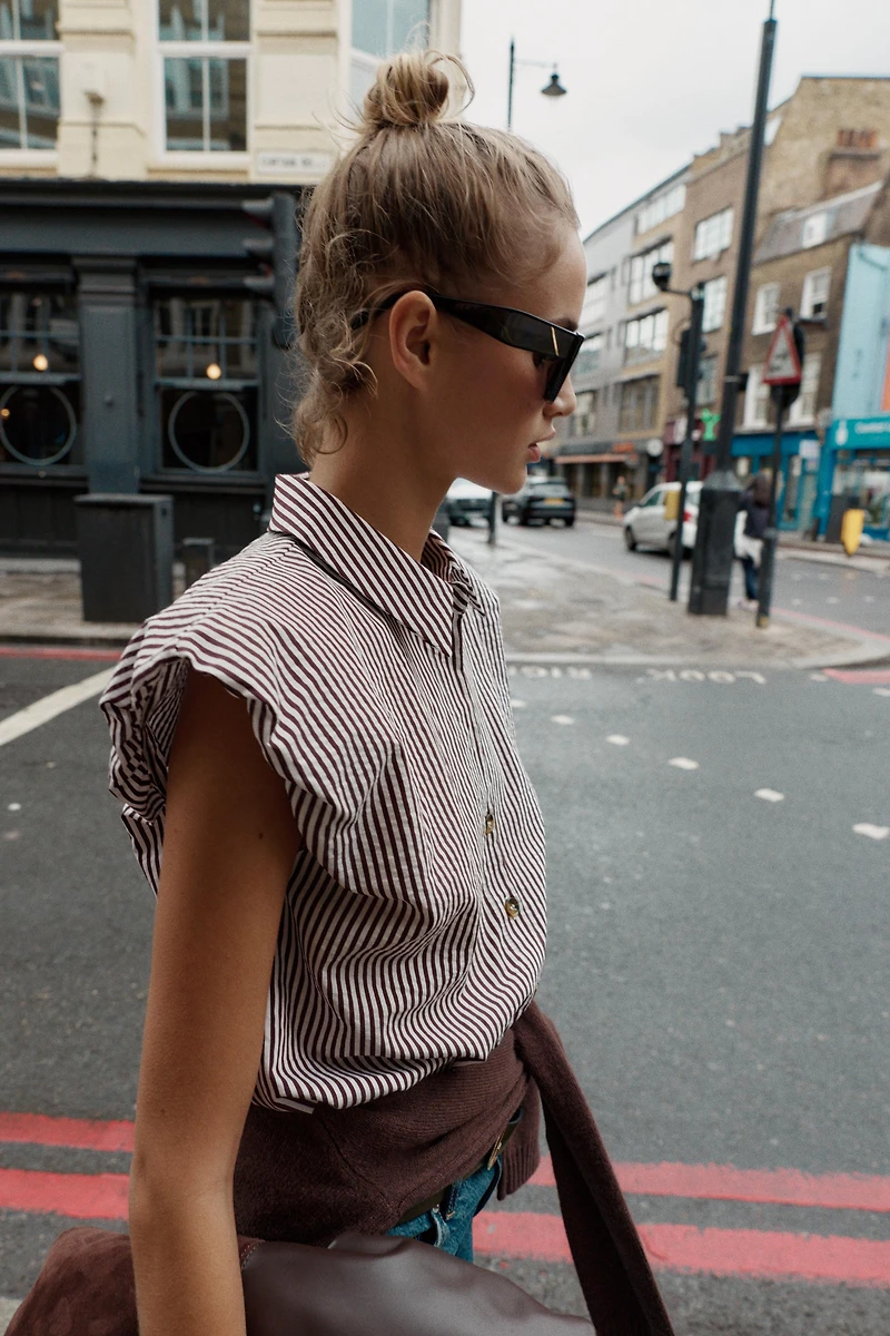 STRIPED SLEEVELESS SHIRT