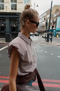 STRIPED SLEEVELESS SHIRT