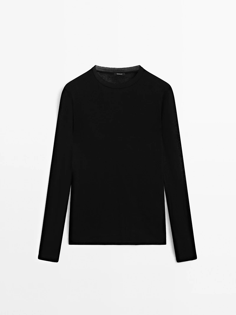 Lightweight t-shirt with collar detail