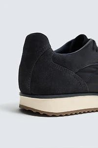 CASUAL SNEAKERS
