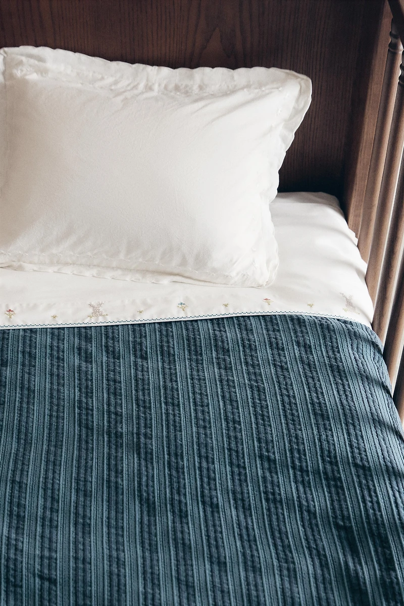 KIDS' TEXTURED STRIPED BEDSPREAD