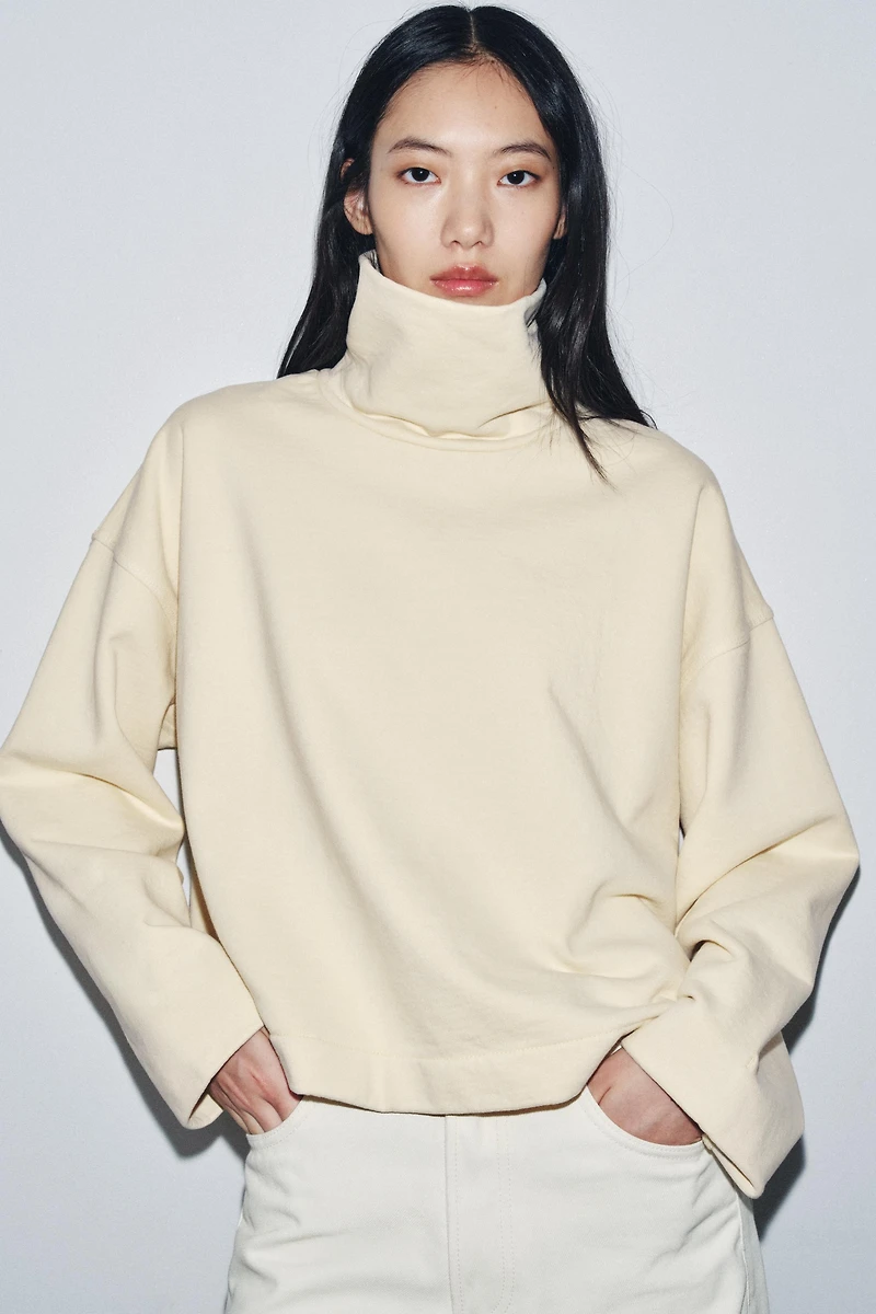 OVERSIZED HIGH NECK SWEATSHIRT