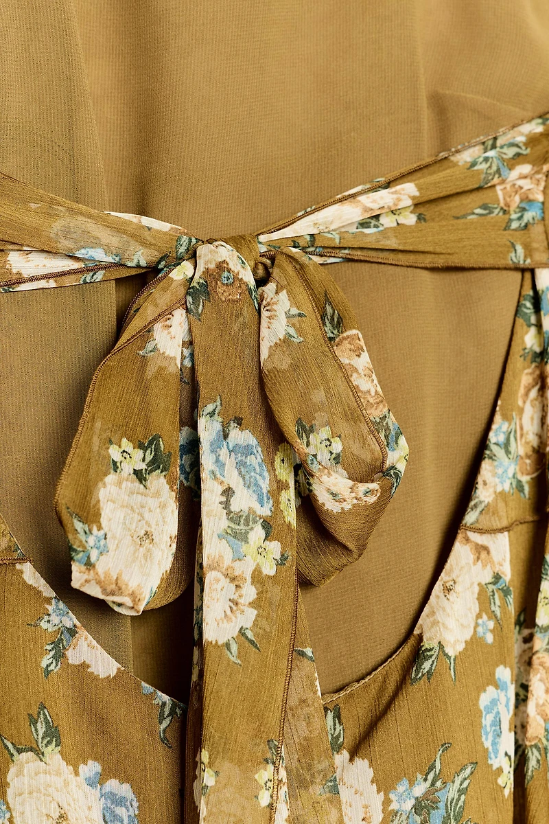 ROBE À VOLANTS ET FLEURS