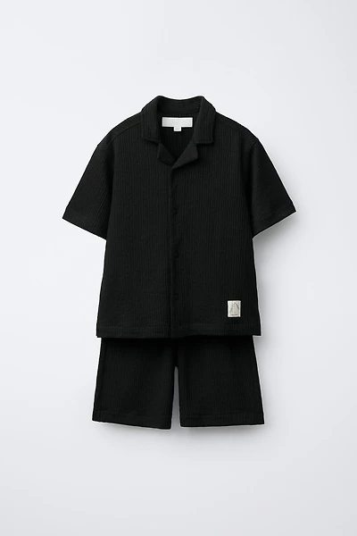 ENSEMBLE CHEMISE BOWLING ET BERMUDA TEXTURÉ ÉTIQUETTE