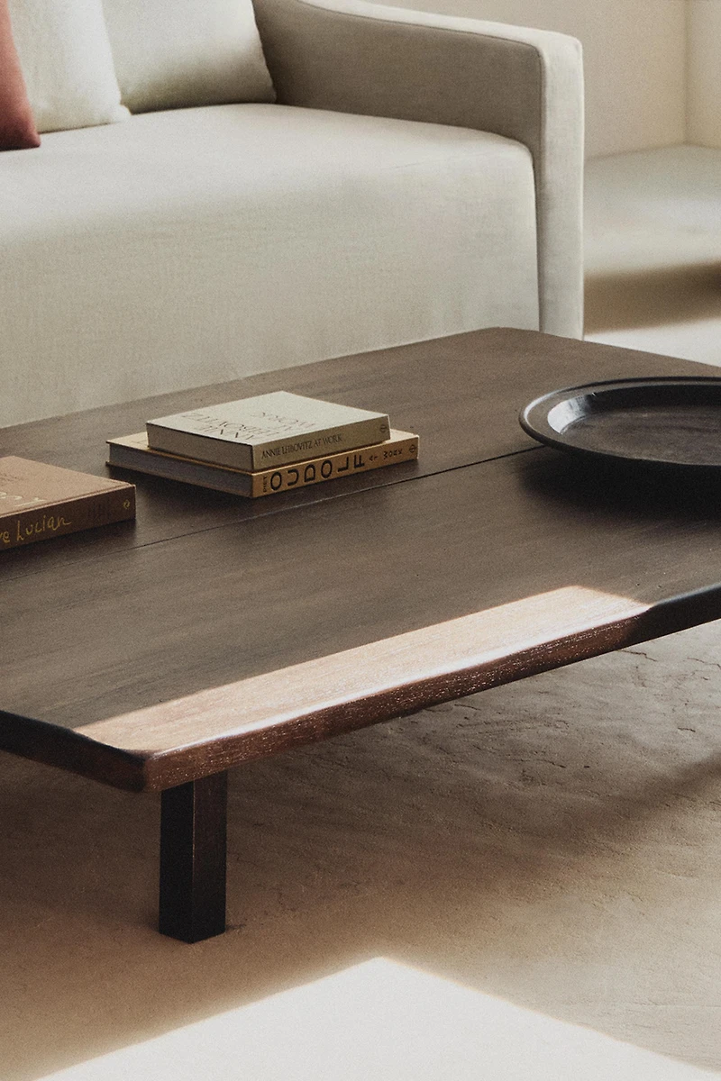 LOW-LEGGED COFFEE TABLE