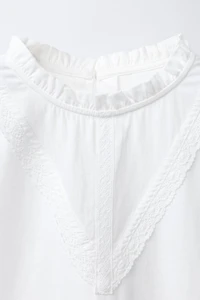 T-SHIRT ROMANTIQUE EN DENTELLE