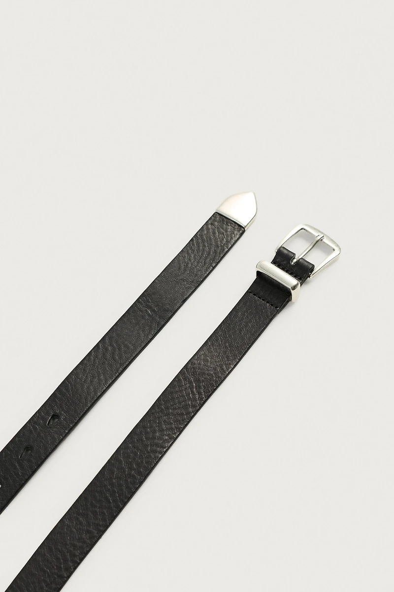 CEINTURE EN CUIR À BOUT RAPPORTÉ