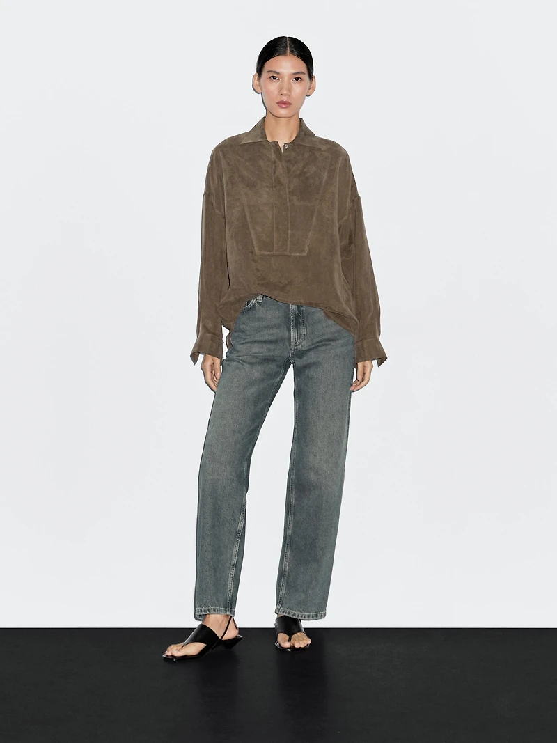 Blouse with zip on the chest