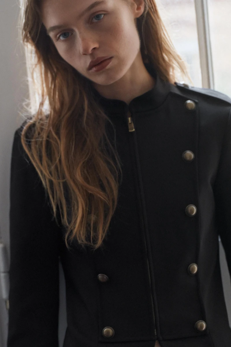 BUTTONED FITTED BLAZER