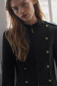 BUTTONED FITTED BLAZER