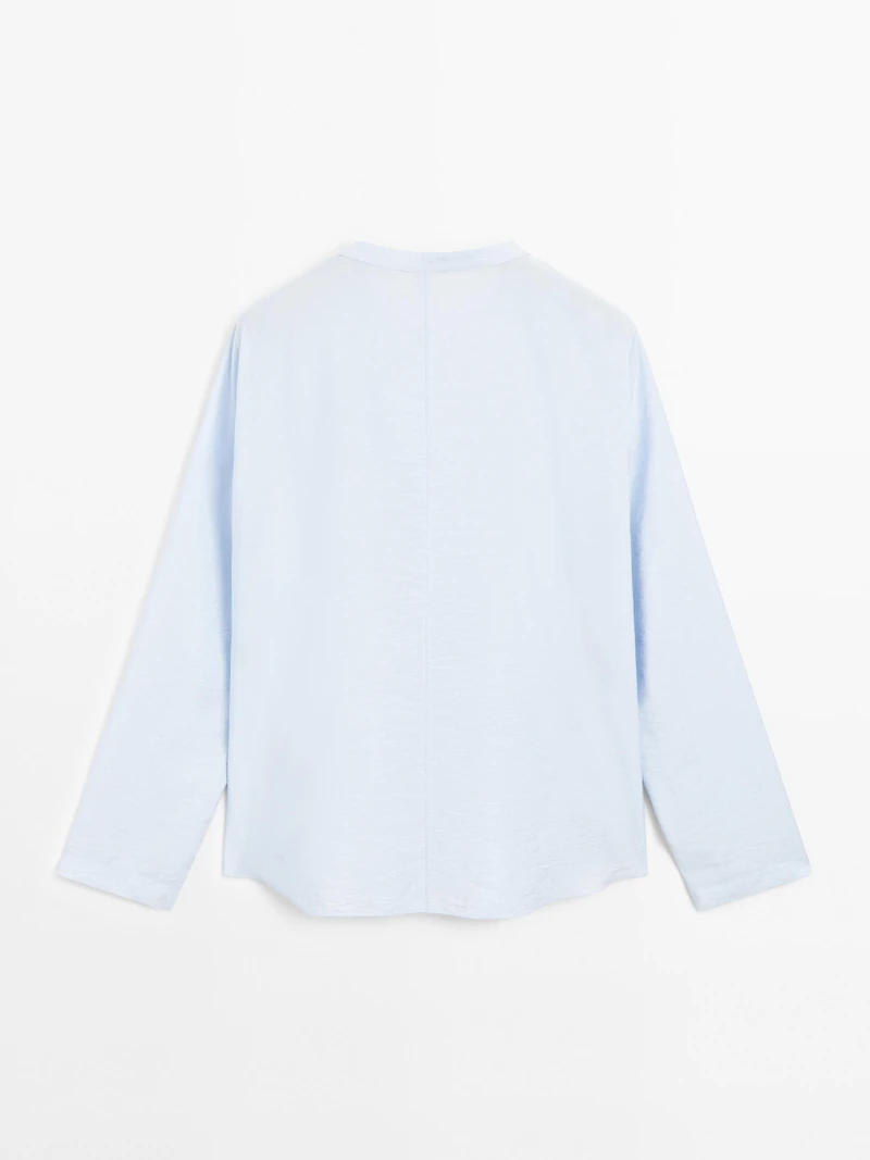 Long sleeve blouse with collar detail