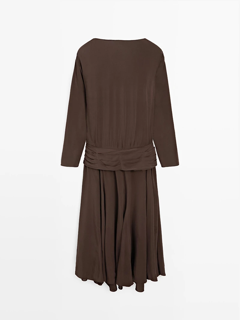 Robe longue fluide drapée avec ceinture large