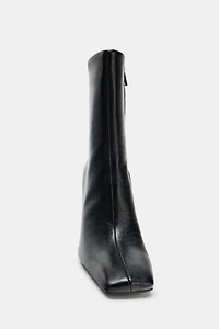 BOTTINES À TALONS EN CUIR BOUT CARRÉ
