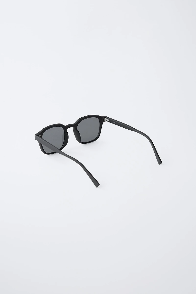 SUNGLASSES WITH RUBBERIZED FINISH