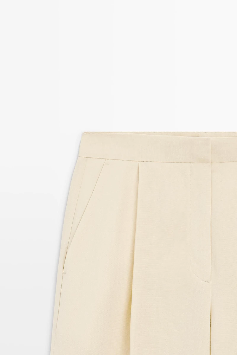 Flowing trousers with pleats