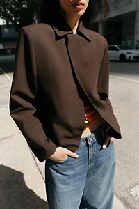 VESTE À BOUTONNAGE CROISÉ ET COL REVERS