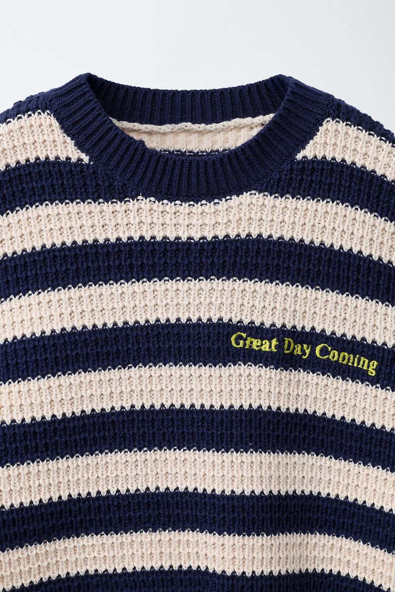 PULL EN MAILLE À RAYURES AVEC INSCRIPTION BRODÉE