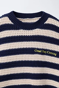 PULL EN MAILLE À RAYURES AVEC INSCRIPTION BRODÉE