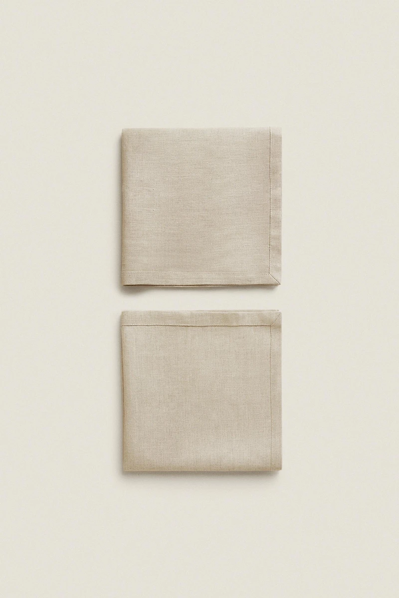 SET OF PLAIN-COLORED LINEN NAPKINS