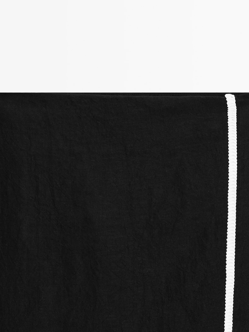 Jupe midi avec broderie contrastante