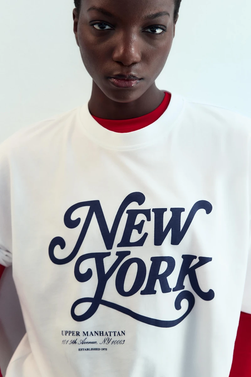 T-SHIRT À INSCRIPTION ET MANCHES COURTES