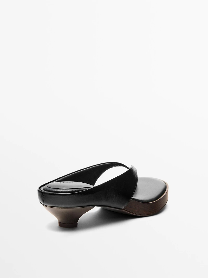 Mid-heel sandals with toe divider