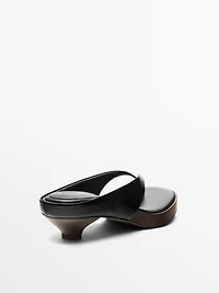 Mid-heel sandals with toe divider