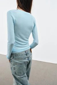 EXTRA-FINE KNIT TOP