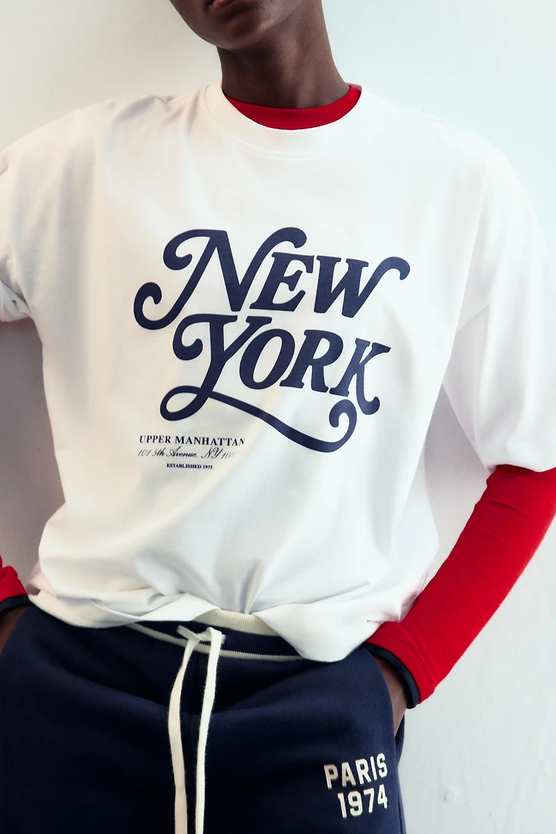 T-SHIRT À INSCRIPTION ET MANCHES COURTES