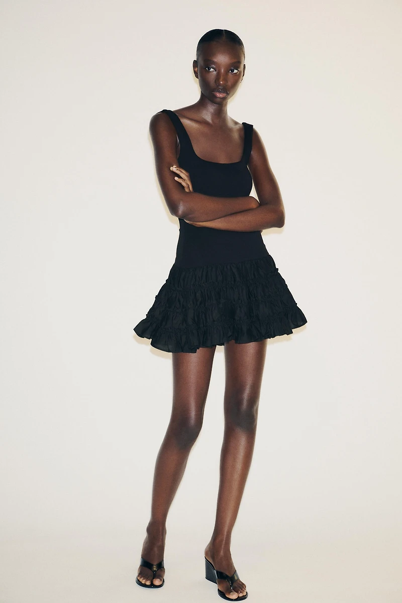 CONTRASTING VOLUMINOUS DRESS
