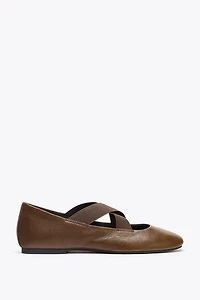 BALLERINES EN CUIR À BRIDES ÉLASTIQUES CROISÉES