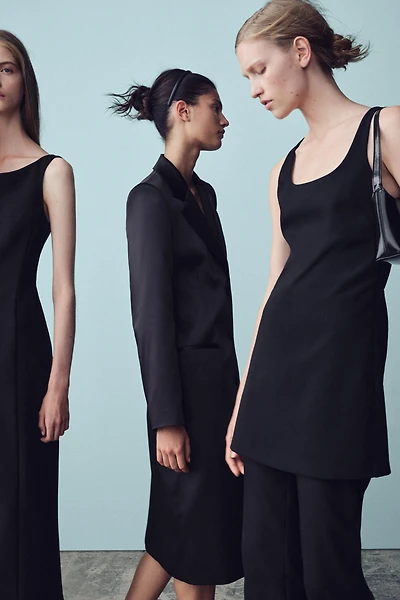 ROBE COURTE À OUVERTURE AU DOS