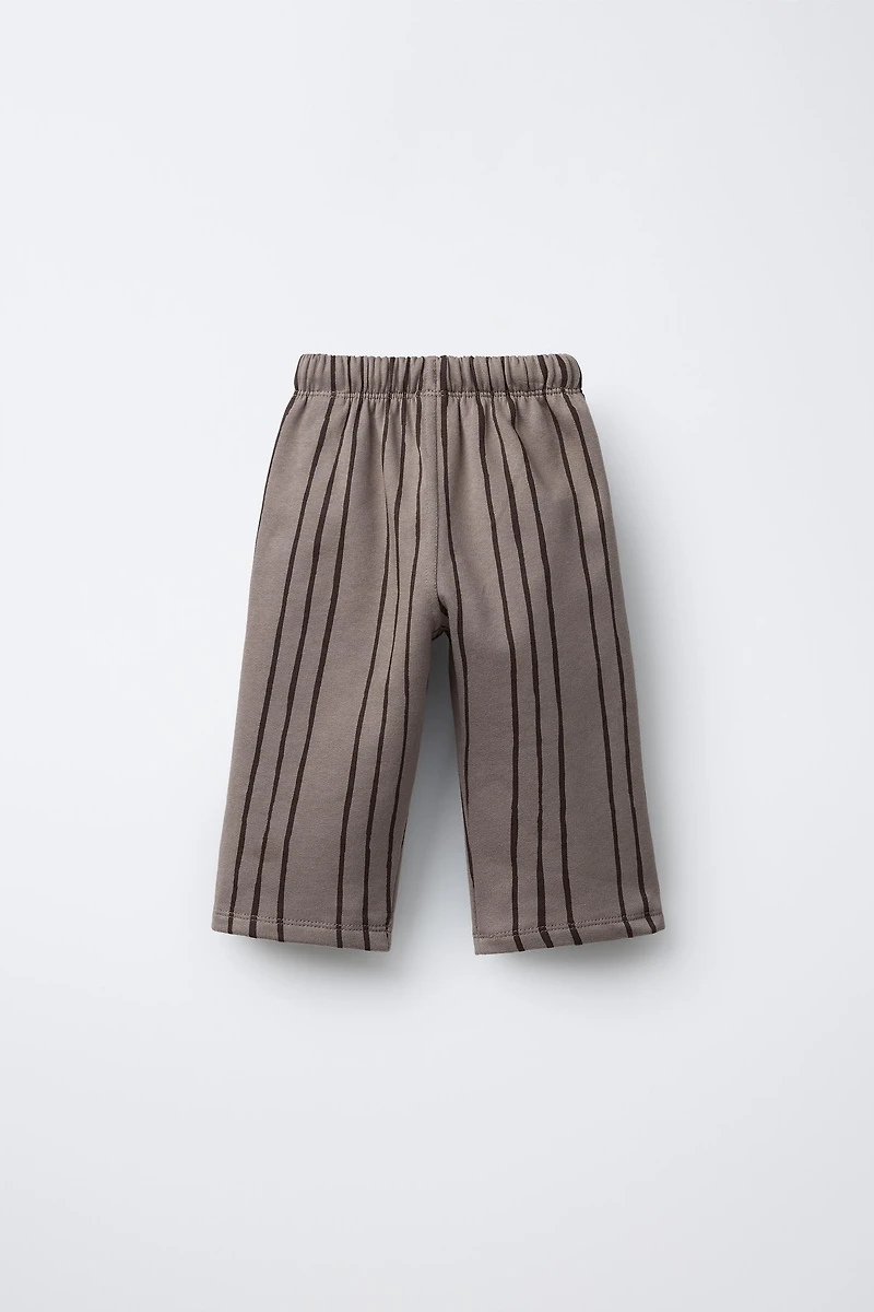 PANTALON À RAYURES ET ÉTIQUETTE