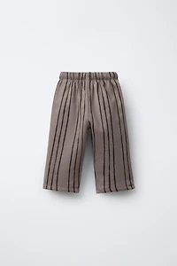 PANTALON À RAYURES ET ÉTIQUETTE