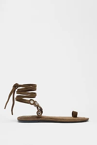 SANDALES ŒILLETS MÉTALLIQUES CUIR