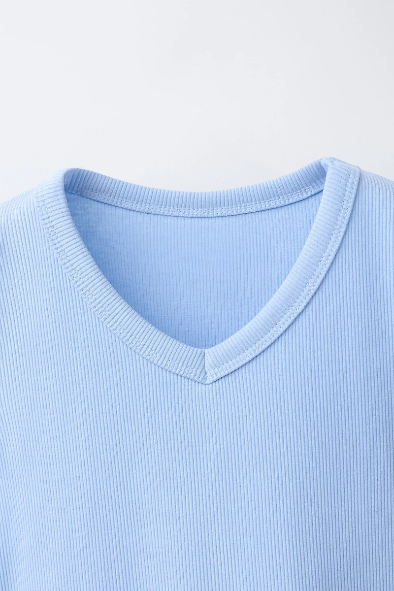 RIBBED V-NECK T-SHIRT