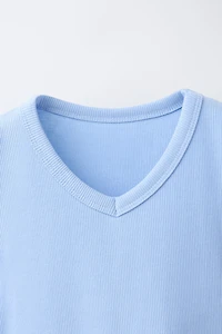 RIBBED V-NECK T-SHIRT