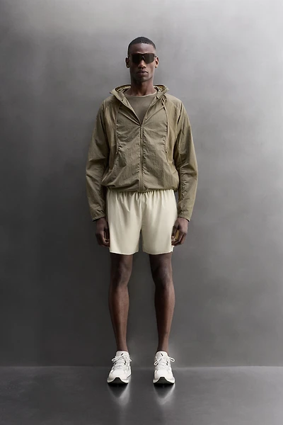 RUNNING WIND BREAKER WITH VENTS