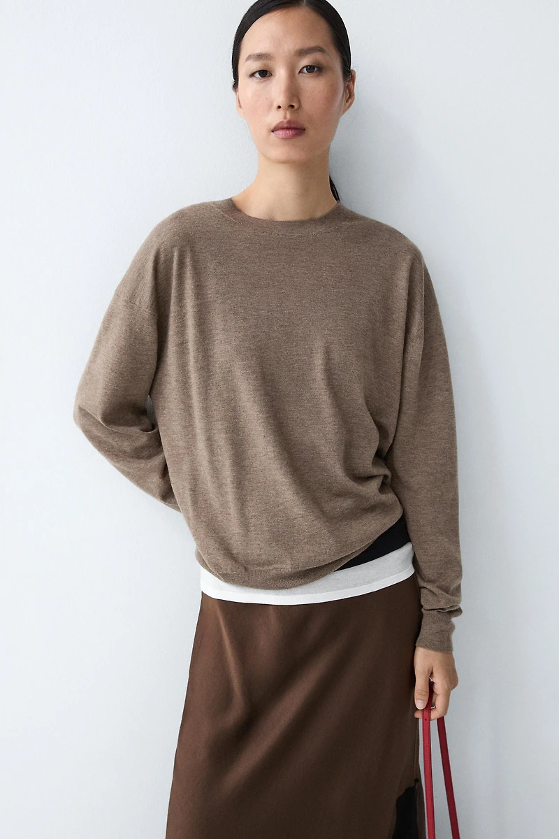 Fine knit round neck sweater