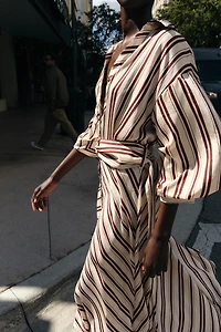 ROBE MI-LONGUE AVEC CEINTURE À RAYURES