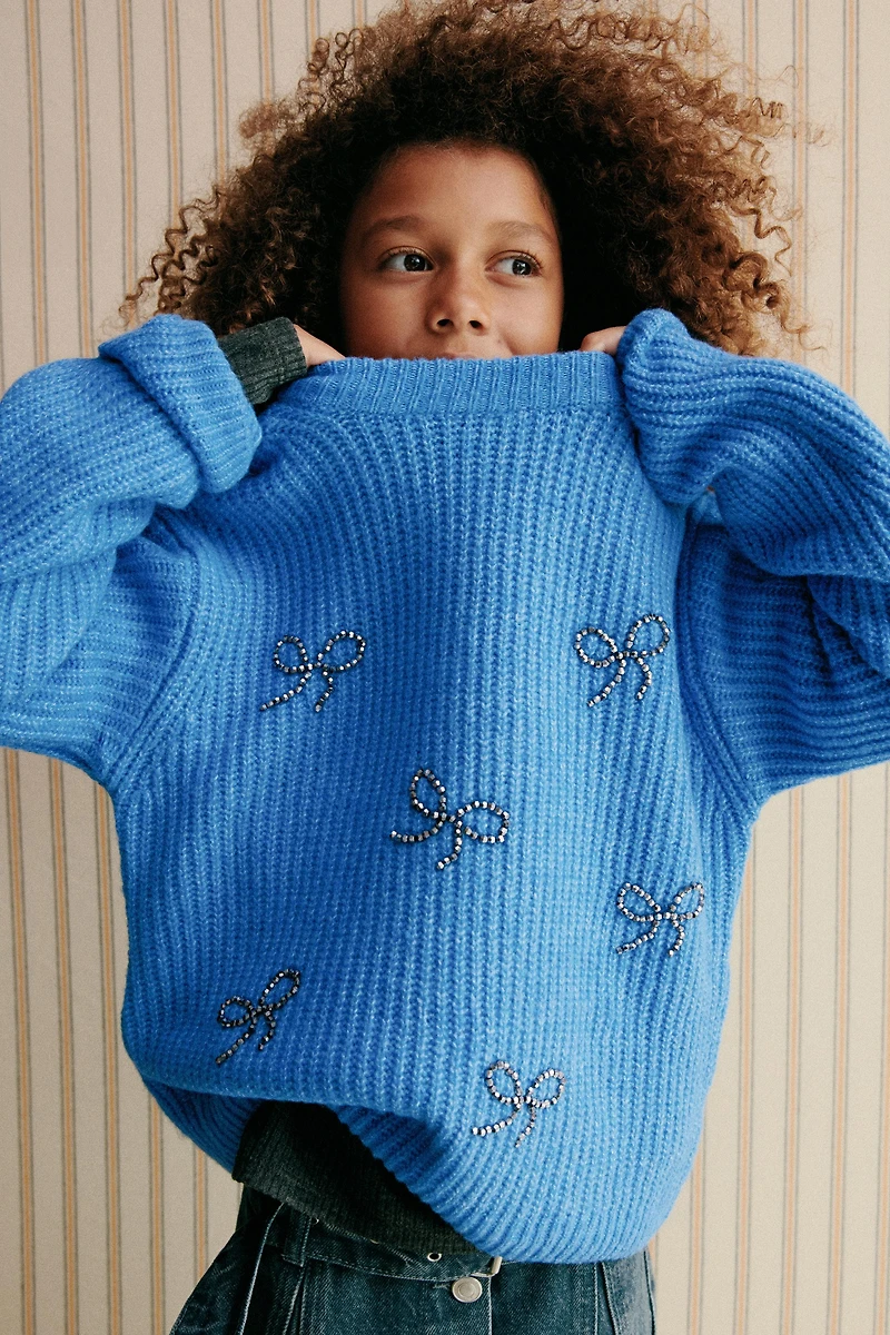 PULL EN MAILLE AVEC ORNEMENTS FANTAISIE LACETS BRILLANTS